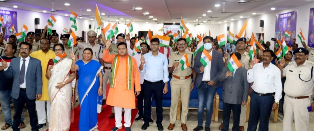 आजादी के 75वीं वर्षगांठ के अवसर पर  जशपुर जिले के शहीद परिजनों को  सम्मानित किया गया