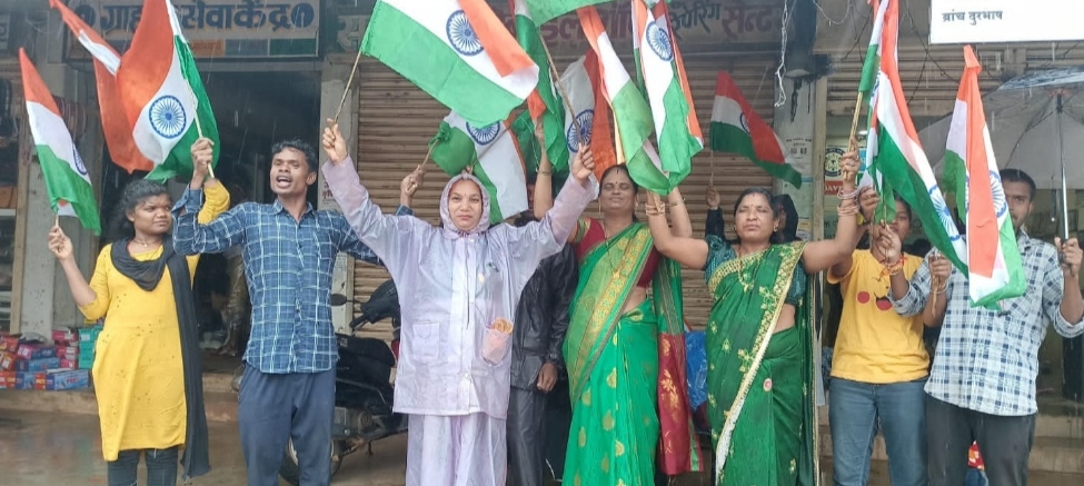 दुर्गूकोंदल: भाजपा कार्यकर्ताओं ने  तिरंगा झंडा बांटकर आजादी का 75वीं वर्षगांठ मनाया