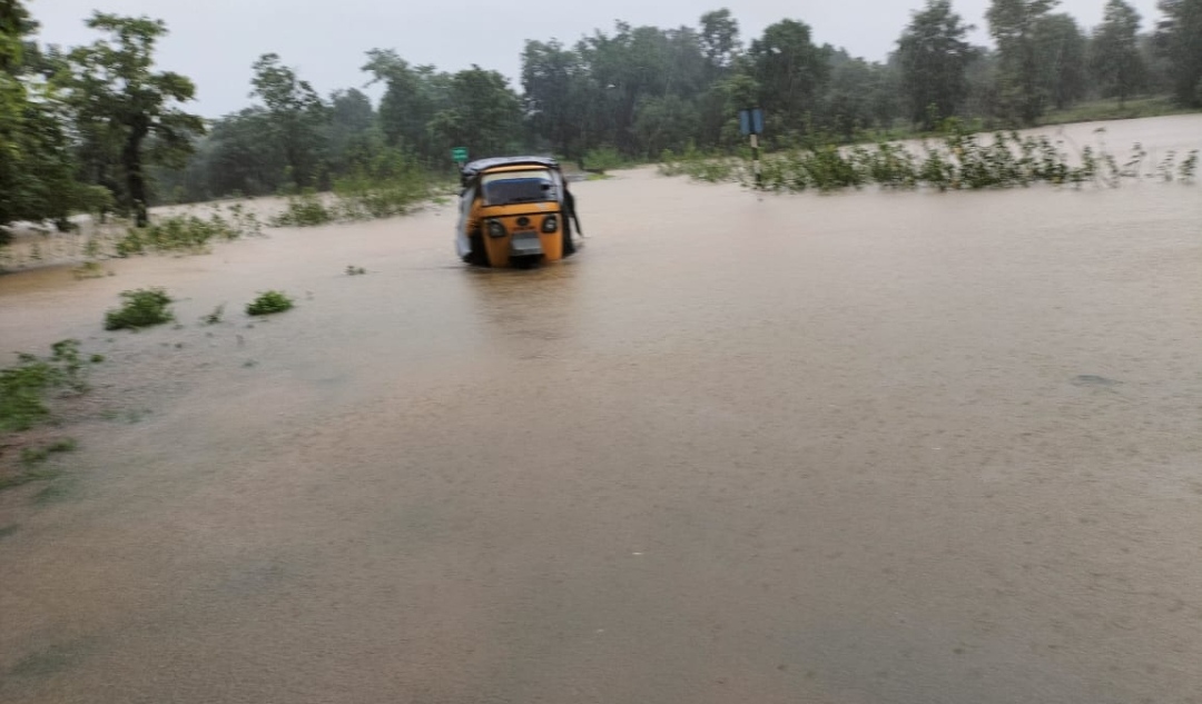 दुर्गूकोंदल: लगातार बारिश से खेत नाले लबालब, नदी उफान पर