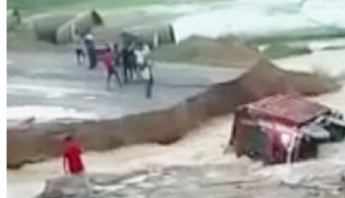 अम्बिकापुर :  पानी के तेज बहाव में अम्बिकापुर -लखनपुर एनएच पर सिंगिटाना के पास अप्रोच रोड बहा