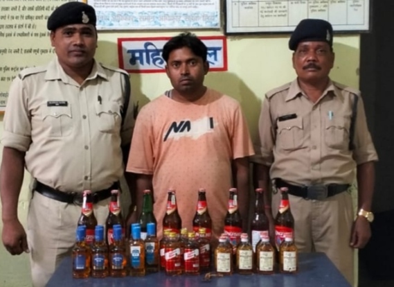 अवैध  रुप से हजारों रुपए का अंग्रेजी  शराब बेचते गिरफ्तार