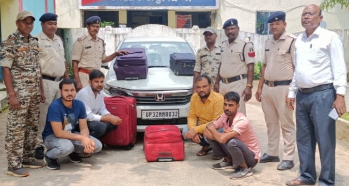 वाहन  चेकिंग के दौरान कार से  नौ लाख गांजा पकड़ाया