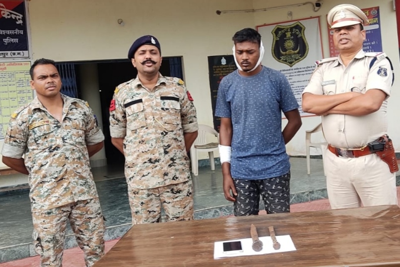 मोबाईल दुकान से नगदी रकम , मोबाईल की चोरी