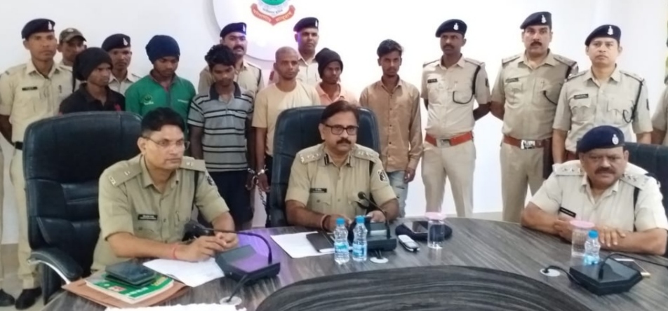 घोलेंग (कदमटोली) में हुये दंपत्ति एवं उसकी पुत्री की नृसंश हत्या का  खुलासा