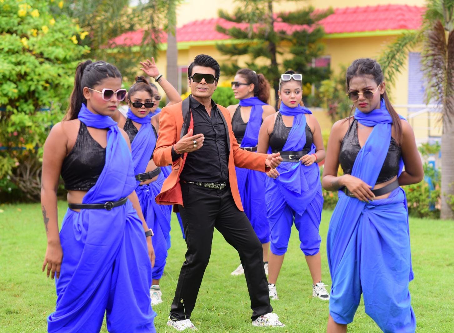 फिल्म “गांव के जीरो शहर मा हिरो” के गानों का फिल्मांकन बॉलीवुड की तर्ज पर