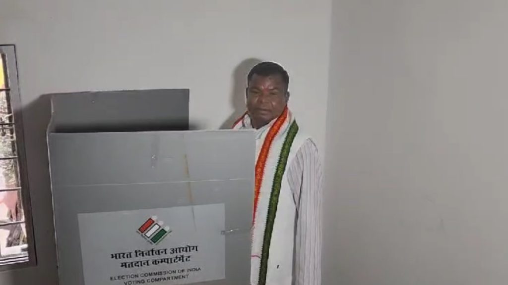 बस्तर लोकसभा चुनाव 2024 : मतदान शुरू होते ही लखमा ने डाला मत, महेश कश्यप ने मंदिर में टेका माथा