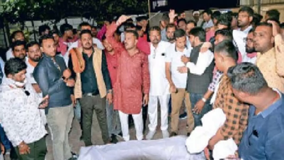 अशोका बिरयानी के सभी सेंटर सील, सेंटर के छह कर्मचारी हिरासत में, लाश को लेकर प्रदर्शन, मांगा मुआवजा