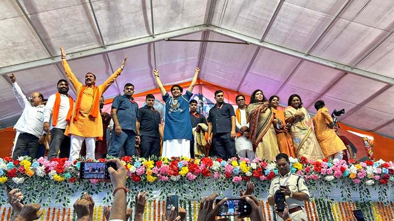 पं. धीरेंद्र कृष्ण शास्त्री की हनुमत कथा सुनने पहुंची सरोज पांडेय