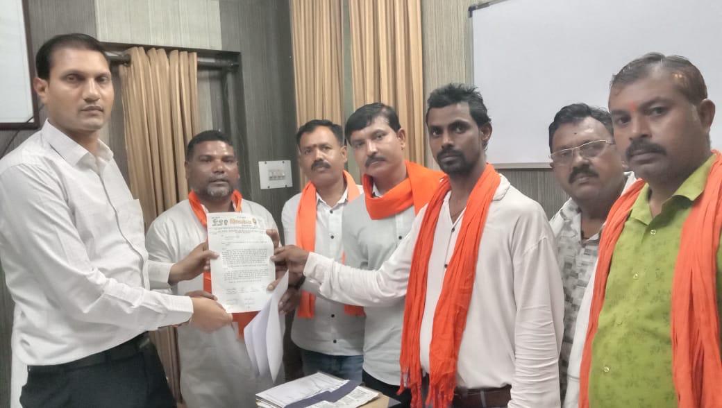 पेंट फैक्टरी की जांच की मांग को लेकर शिवसेना ने कलेक्टर को सौंपा ज्ञापन