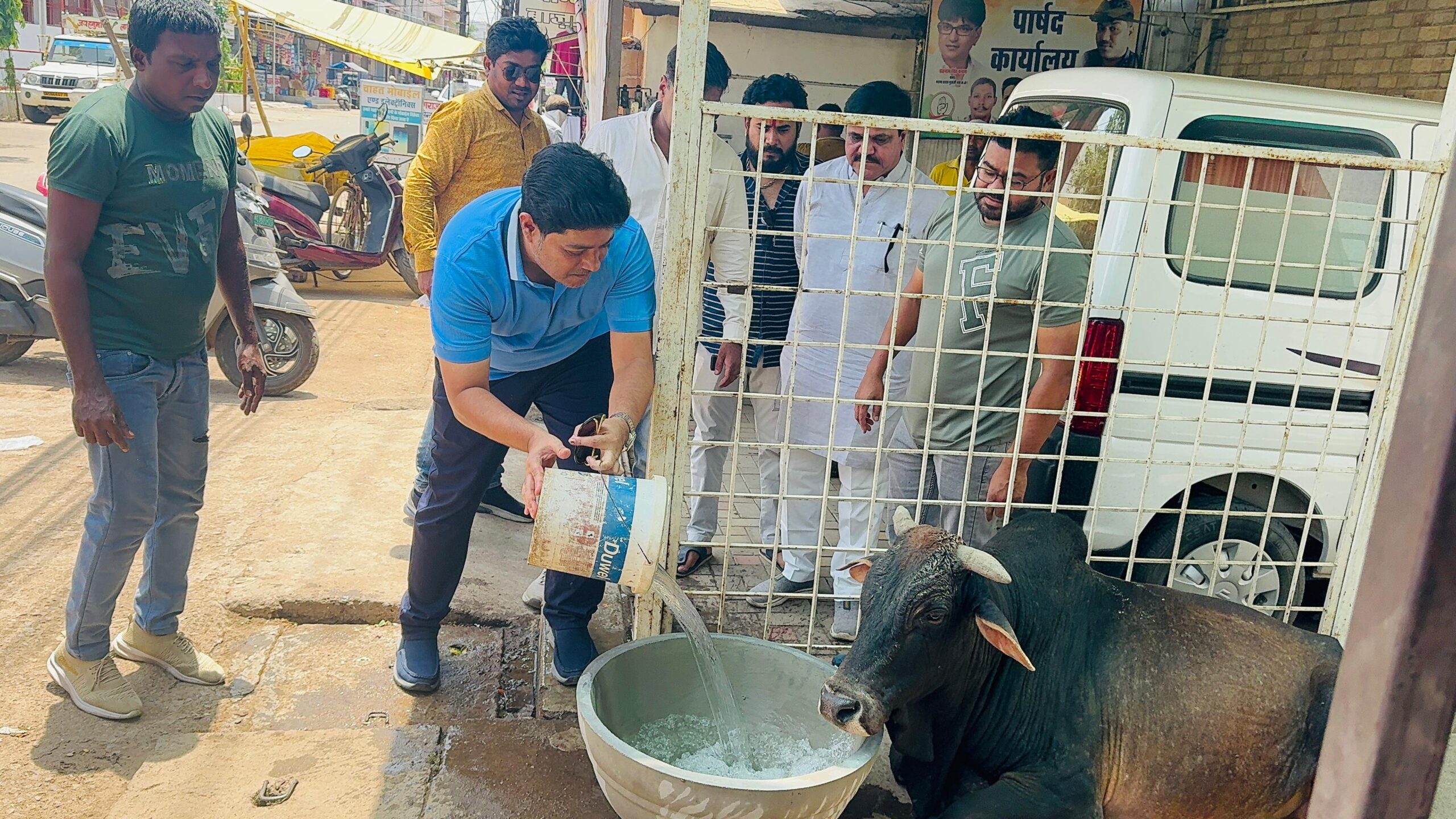नौतपा की जबरदस्त तपिष में पशु पक्षियों की प्यास बुझाने जीवन रक्षार्थ सभी वार्डो में पार्षदों एवं सामाजिक संगठनों के साथ कोटना रखवाने की पहल