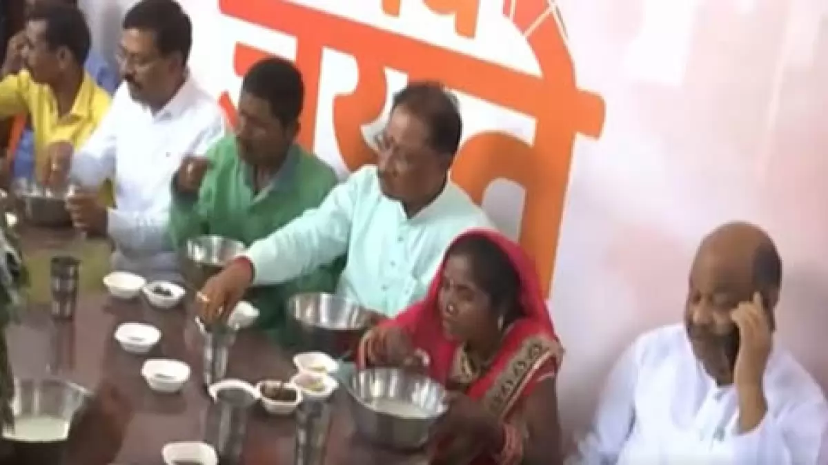 सीएम विष्णुदेव साय ने श्रमिकों के साथ खाया बोरे-बासी