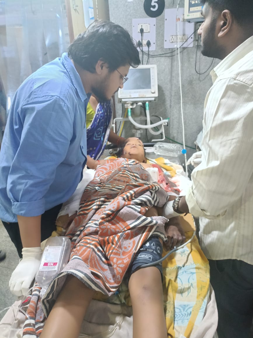 तेज रफ्तार ट्रक ने स्कूटी सवारों को मारी टक्कर ,बच्ची के दोनों हाथों में चढ़ा चक्का