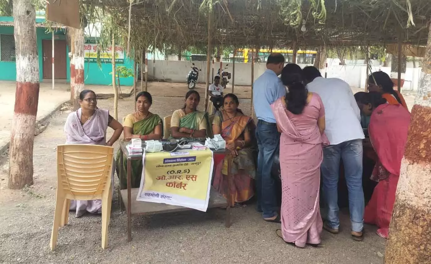 रायपुर राजधानी में कुछ स्थानों पर ईवीएम मशीन खराब होने से मतदान में देरी, पोलिंग बूथ बना मंडप, मौसम हुआ मेहरबान