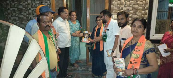 शंकर नगर वार्ड 30 ढोल बाजे के साथ नरेंद्र मोदी को पुनः प्रधानमंत्री बनाने एवं बृजमोहन भैया को सर्वाधिक मतों से विजयी बनाने घर घर किया सम्पर्क