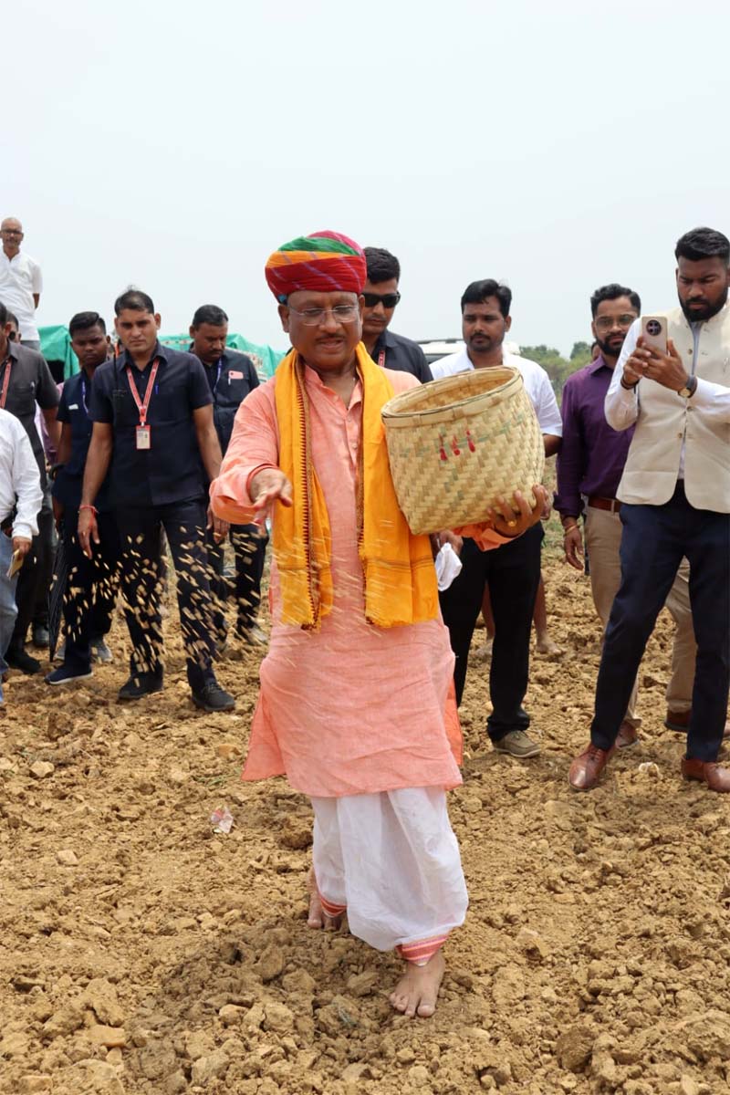 किसान पुत्र सीएम विष्णुदेव साय का दिखा किसान अवतार, सपत्नीक किया खेत में बुआई का काम