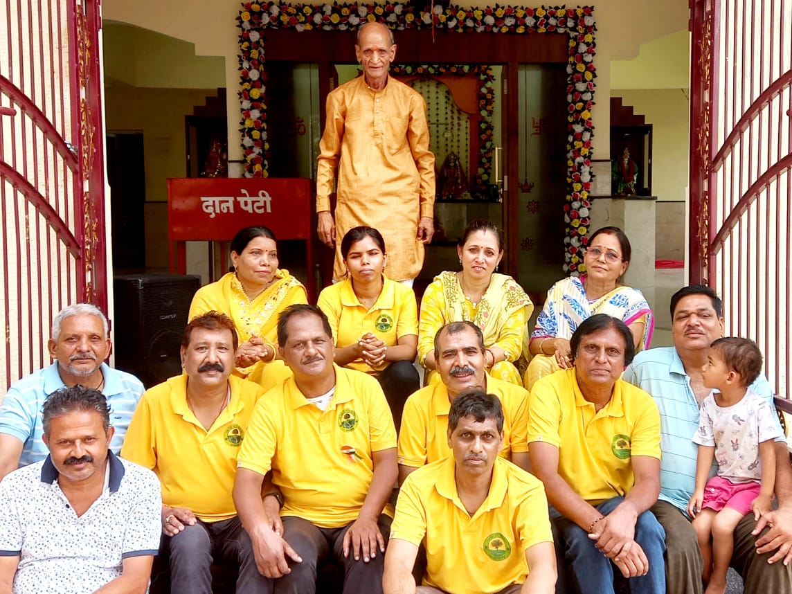 स्वच्छ धरा समिति के संरक्षक नाड़ी वैद्य बिरेन्द्र देशमुख के मार्गदर्शन पर चला शिव राम दरबार मंदिर परिसर में सफाई स्वच्छता अभियान