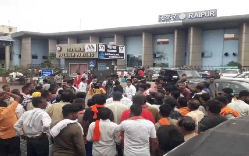रायपुर रेल्वे स्टेशन के ऑटो ड्राइवरों ने किया हड़ताल, यात्री परेशान