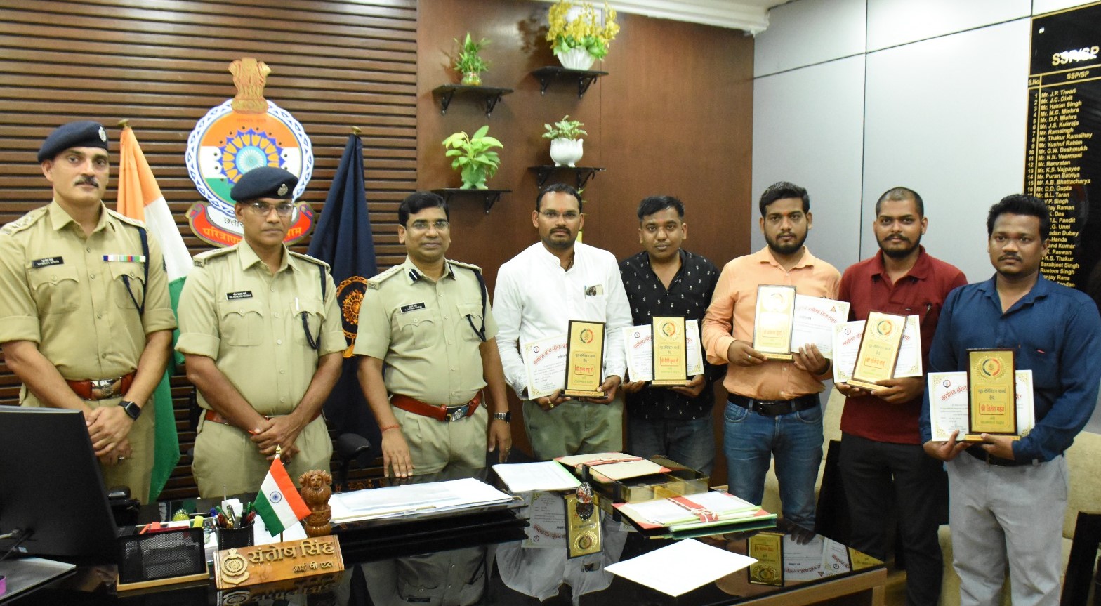 एसएसपी रायपुर संतोष सिंह ने किया मीडिया कर्मी अखिलेश द्विवेदी और अन्य का गुड सेमेरिटंस से सम्मानित