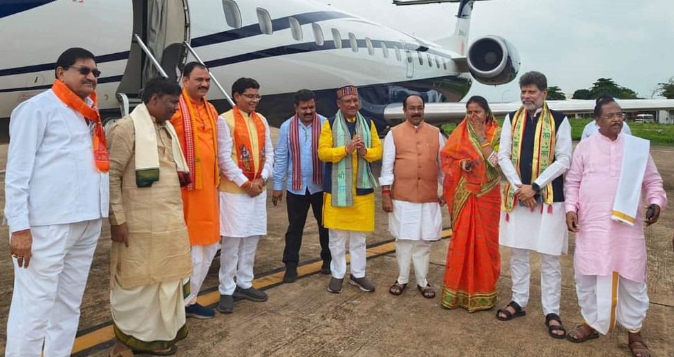 चलत विमान कोलाहल होई, जय रघुवीर कहई सब कोई, मुख्यमंत्री श्री साय अपने मंत्रिमंडल के साथ हुए अयोध्या के लिए रवाना