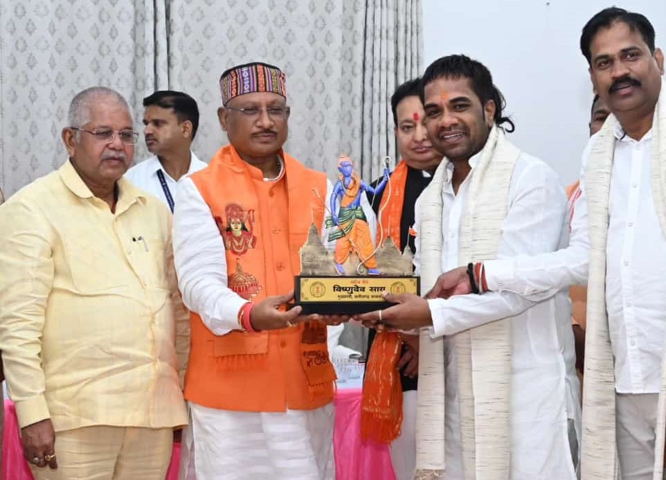 छत्तीसगढ़ के मुख्यमंत्री विष्णु देव साय के द्वारा सम्मानित