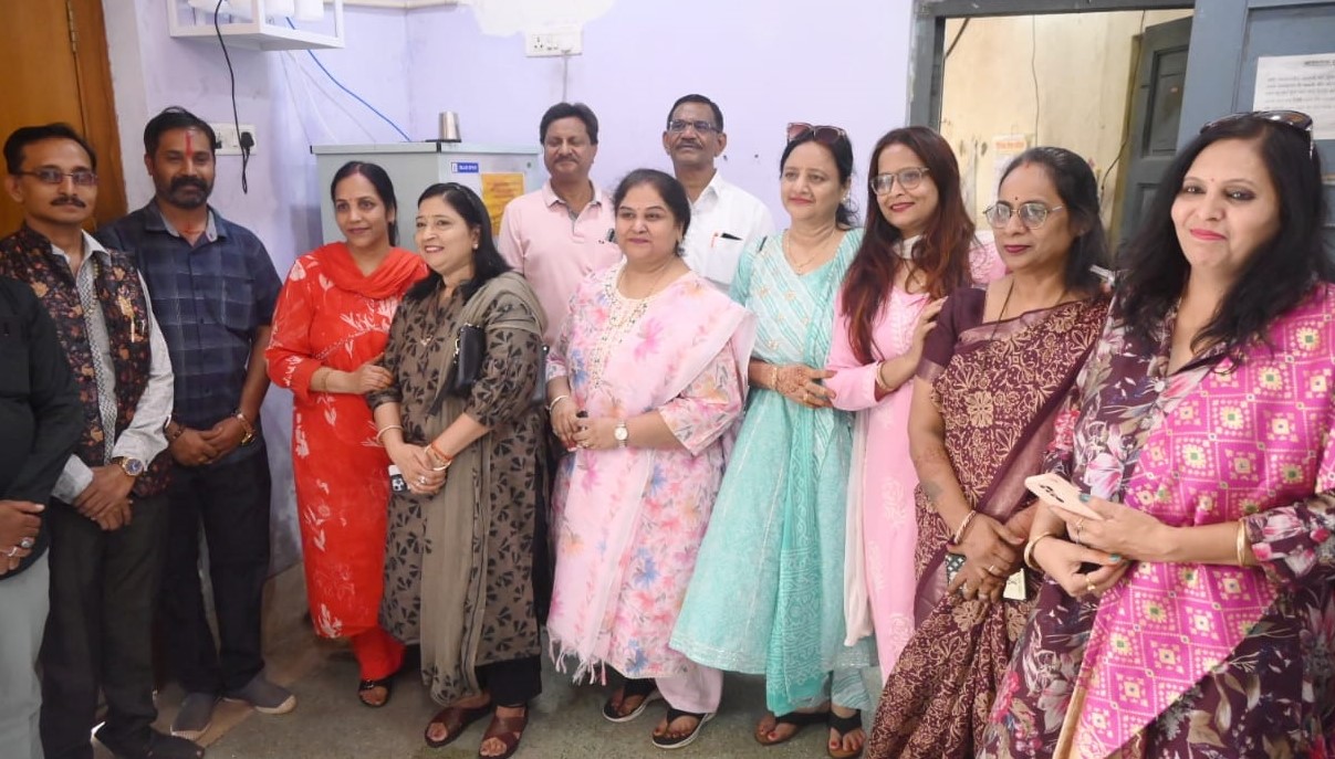 अग्रवाल महिला मंडल ने प्रेस क्लब को भेंट किया वाटर फिल्टर