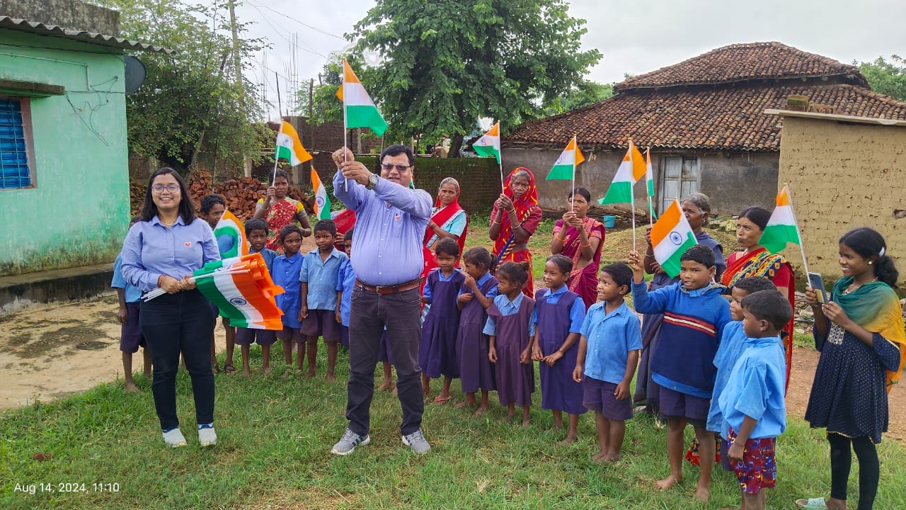 हिण्डाल्को के  कर्मचारियों ने हाथ में तिरंगा लेकर एक ” हर घर तिरंगा ” रैली निकाली 