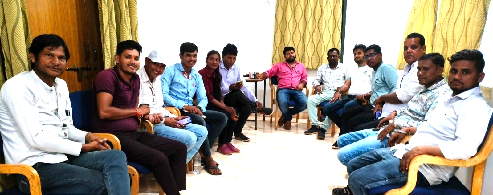 प्रशासनिक विभागों का समाचार संकलन हेतु पत्रकार करेंगे मानिटरिंग  समीक्षा बैठक में लिया निर्णय