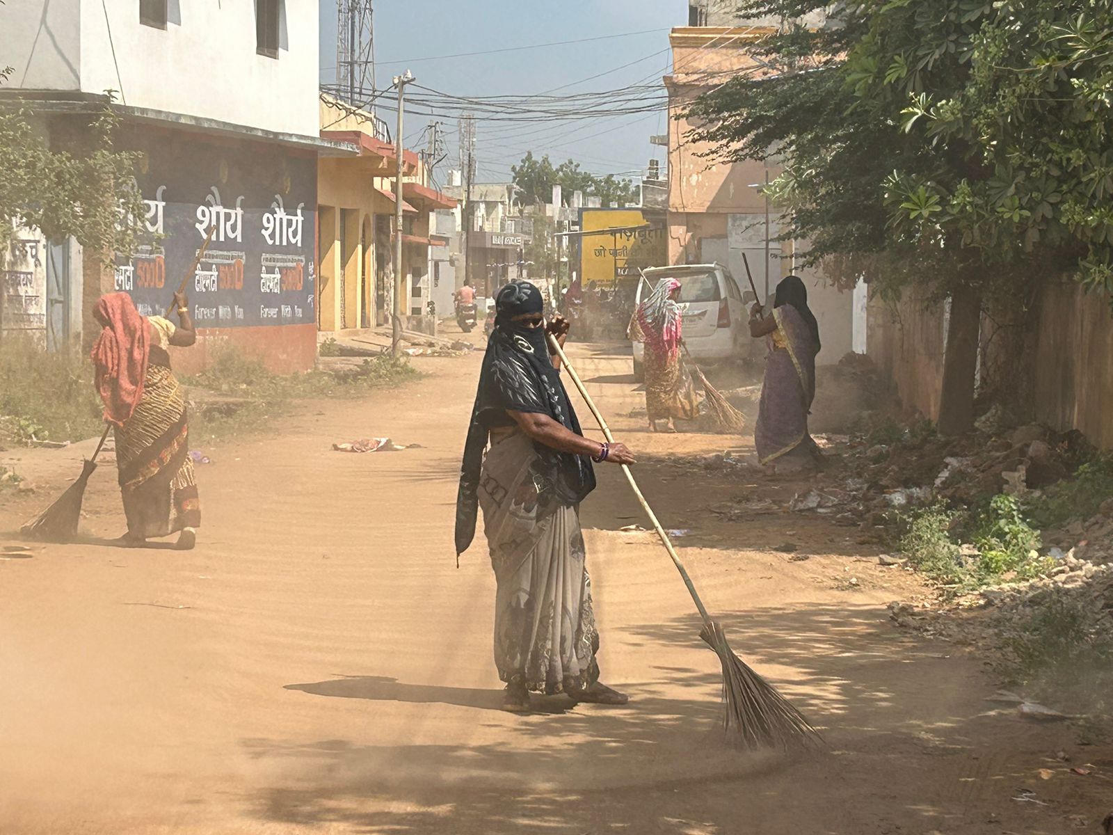 नगरपालिका उपाध्यक्ष विकास सुखवानी के मौजूदगी में वार्ड की सफाई अभियान…