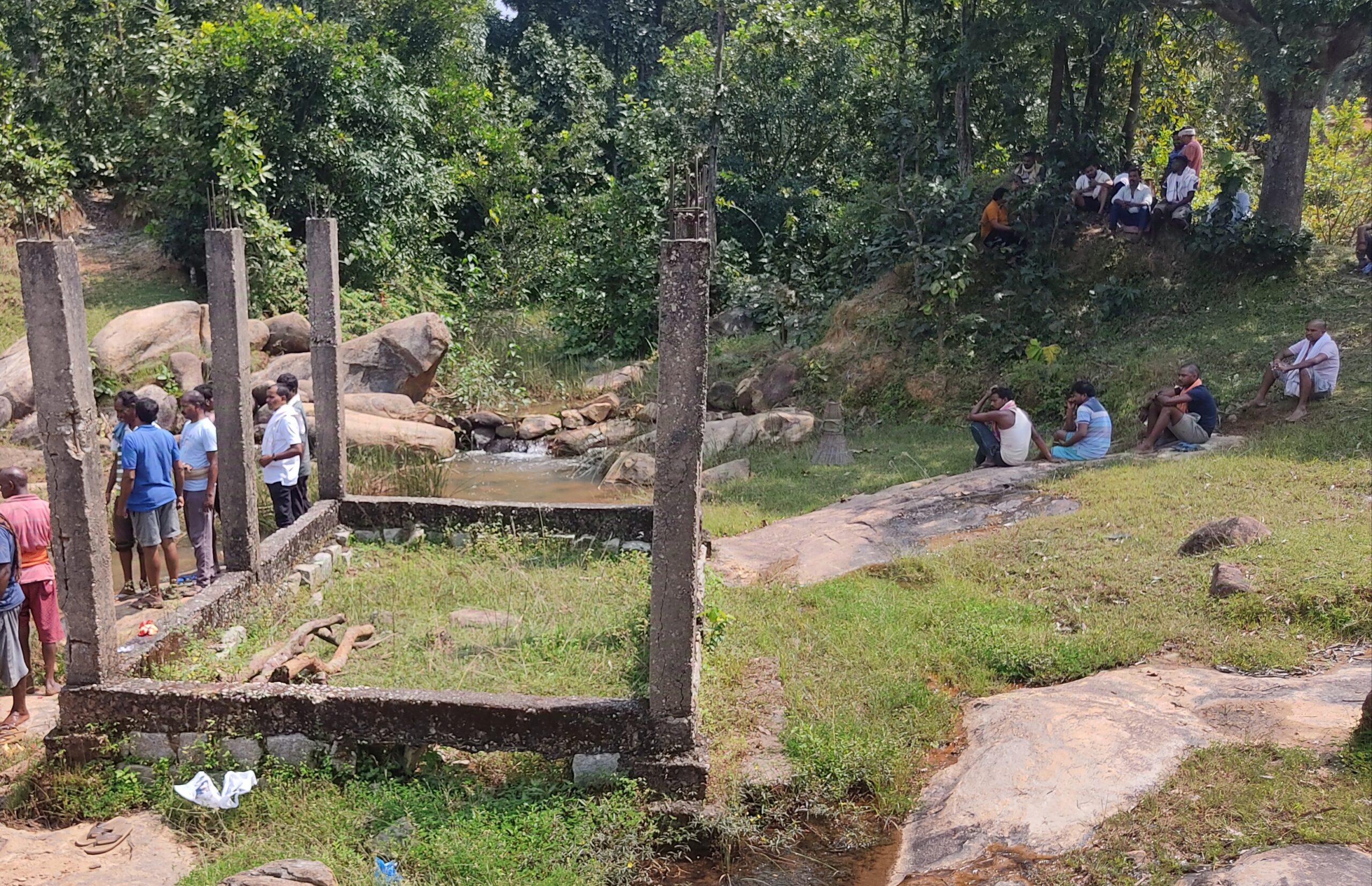 जशपुर जिले के इचकेला में मुक्तिधाम नहीं होने के कारण अधजली हो रहीं लाशें…