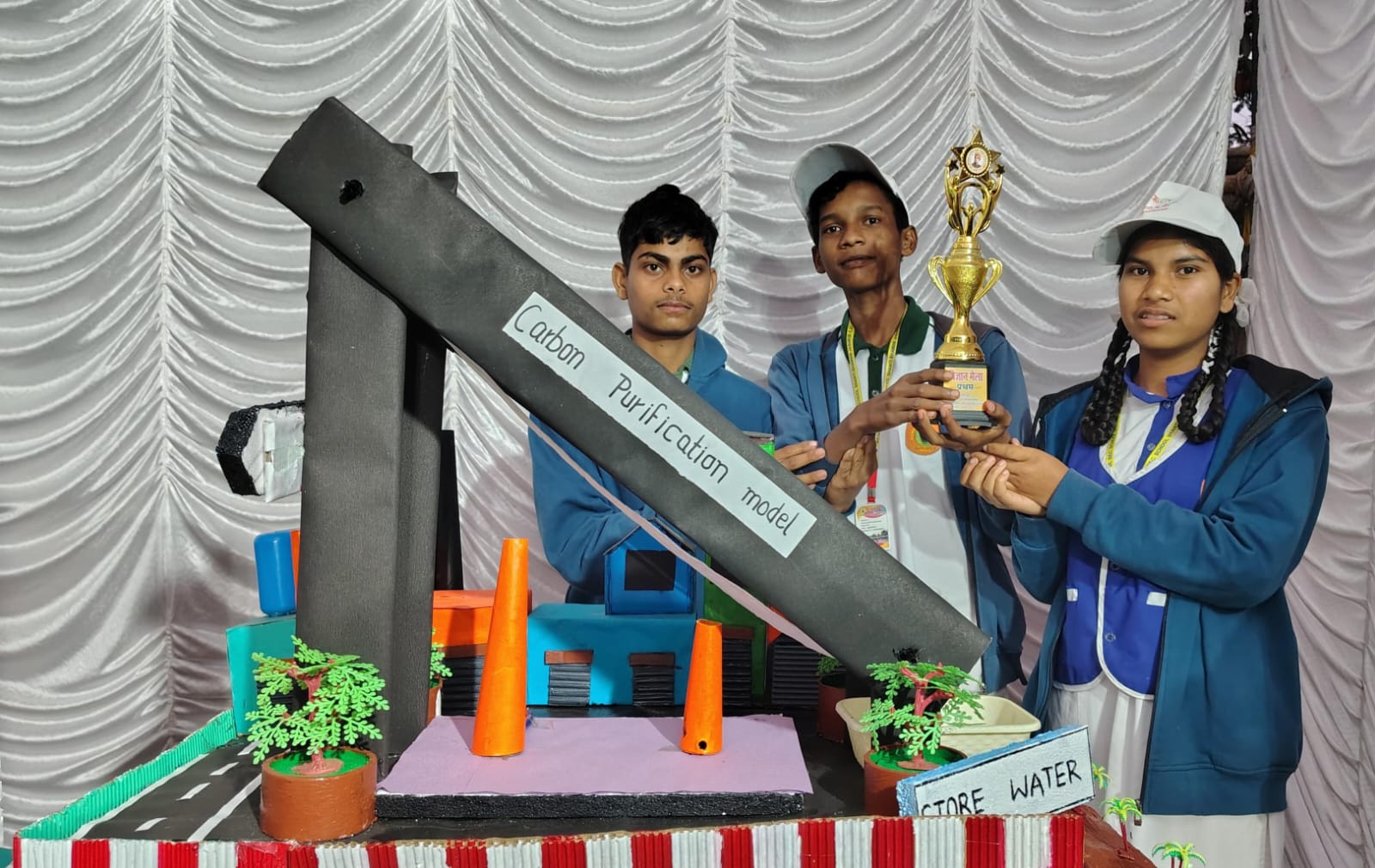 विज्ञान मेला में  छात्रों नें कार्बन पूरीफकेशन मॉडल तैयार कर सबको चौकाया