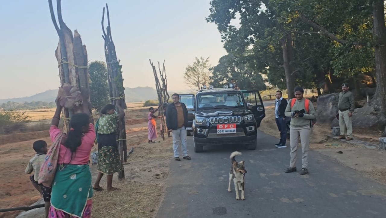 पेड़ो की अवैध कटाई कर ले जा रहें  ग्रामीणों को वन विभाग ने धर दबोचा