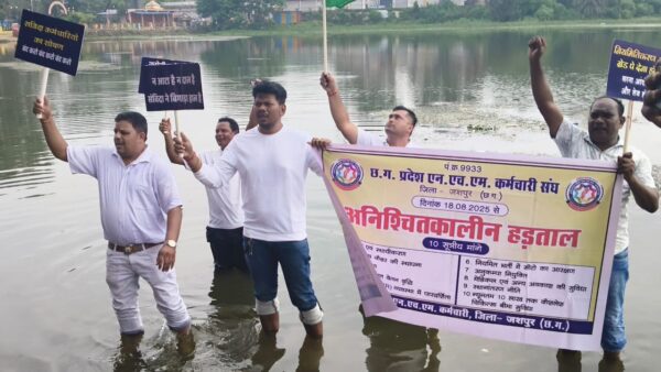 एनएचएम कर्मचारियों की हड़ताल 23वें दिन भी जारी, जल सत्याग्रह कर जताया विरोध