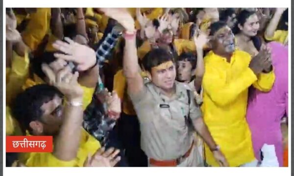 भजन में थिरके मुंगेली एसपी भोजराम पटेल, वर्दी की गरिमा पर उठे सवाल