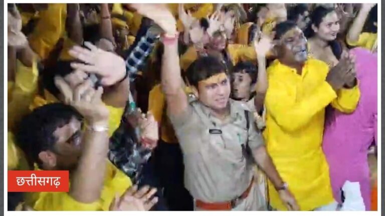 भजन में थिरके मुंगेली एसपी भोजराम पटेल, वर्दी की गरिमा पर उठे सवाल