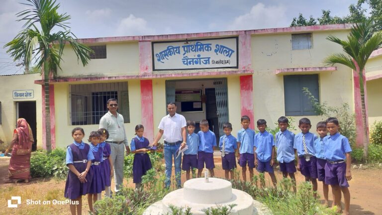 प्रधानमंत्री मोदी के जन्मदिन पर छात्रों को गणवेश वितरण, न्योता भोज और वृक्षारोपण