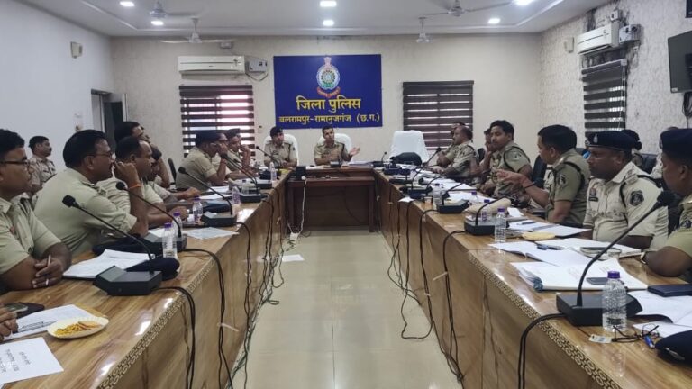 बलरामपुर  एसपी वैभव बैंकर की सख्त हिदायत  “लंबित मामलों को समय पर निपटाएँ, लापरवाह विवेचकों पर होगी कार्रवाई”