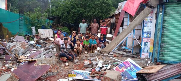 घरघोड़ा में अनुसूचित जाति परिवार का मकान ढहा, चार दिनों से अनशन पर बैठा पूरा परिवार