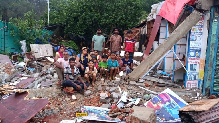 घरघोड़ा में अनुसूचित जाति परिवार का मकान ढहा, चार दिनों से अनशन पर बैठा पूरा परिवार