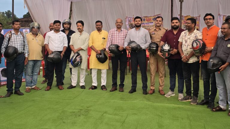 शंकरगढ़ में पुलिस ने चलाया हेलमेट जागरूकता अभियान, 1 अक्टूबर से लागू होगा ‘नो हेलमेट–नो पेट्रोल’ नियम
