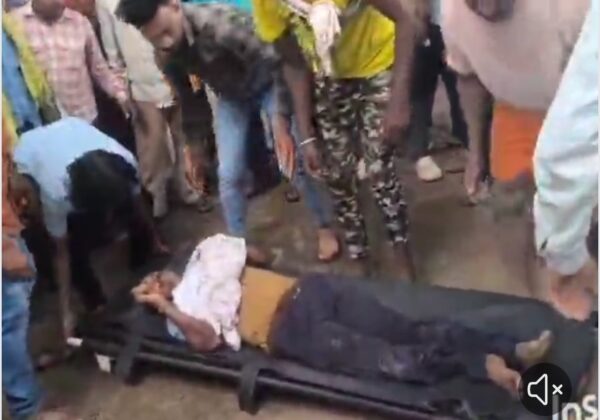 दो बुजुर्ग  मोटरसाइकिल से जा रहें थे अज्ञात वाहन ने मारी टक्कर