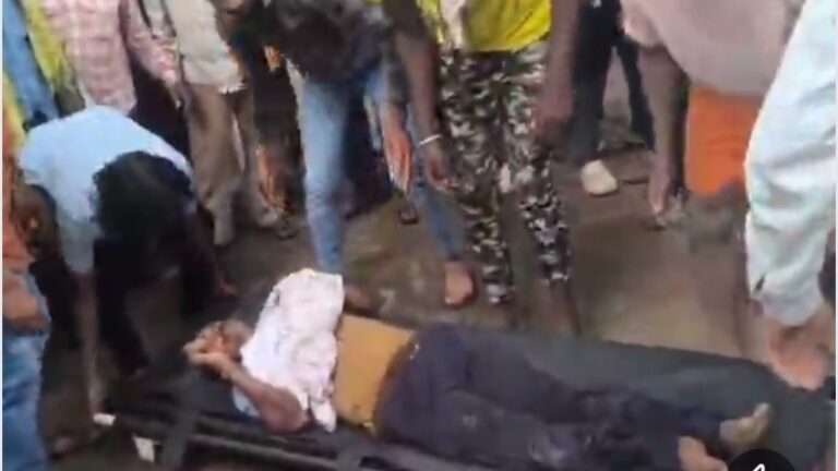 दो बुजुर्ग  मोटरसाइकिल से जा रहें थे अज्ञात वाहन ने मारी टक्कर