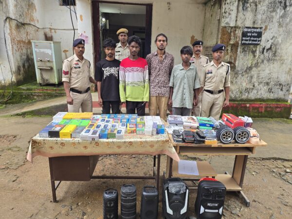 नए-नए मोबाइल शौक  चार युवकों को अपराध की दुनिया में ले गया