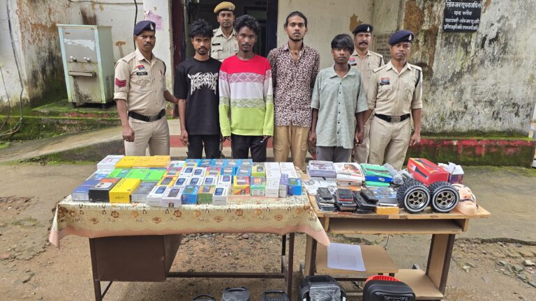 नए-नए मोबाइल शौक  चार युवकों को अपराध की दुनिया में ले गया