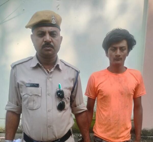 शराब दुकान की छत तोड़कर नकदी व शराब चोरी