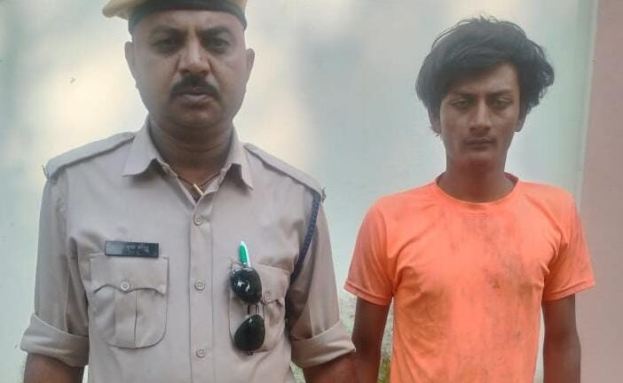 शराब दुकान की छत तोड़कर नकदी व शराब चोरी