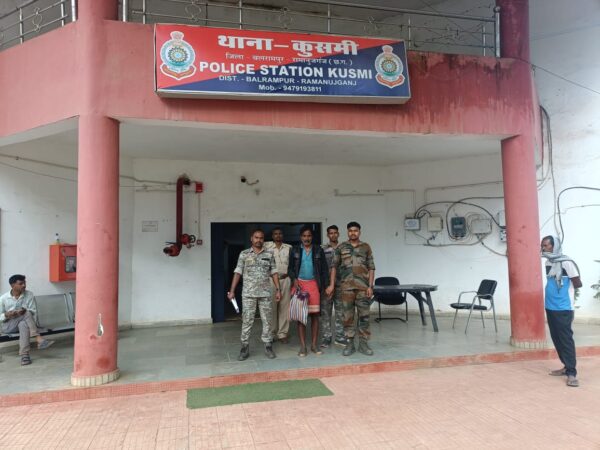 बाड़ी में उगा रखा था गांजा का पौधा,गिरफ्तार