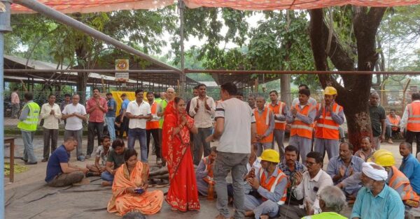 अल्ट्राटेक सीमेंट सेंचुरी बैकुंठ हड़ताल  के चौथे   दिन  जनप्रतिनिधि शैल महेन्द्र साहू ने दिया समर्थन