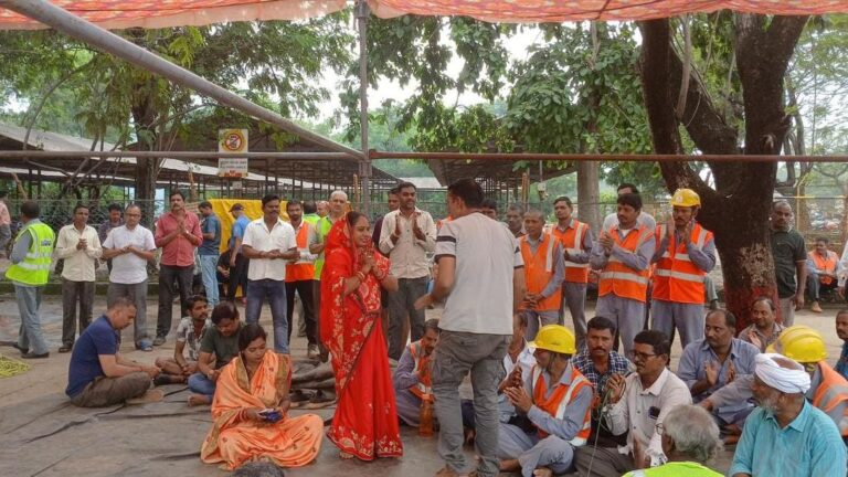 अल्ट्राटेक सीमेंट सेंचुरी बैकुंठ हड़ताल  के चौथे   दिन  जनप्रतिनिधि शैल महेन्द्र साहू ने दिया समर्थन