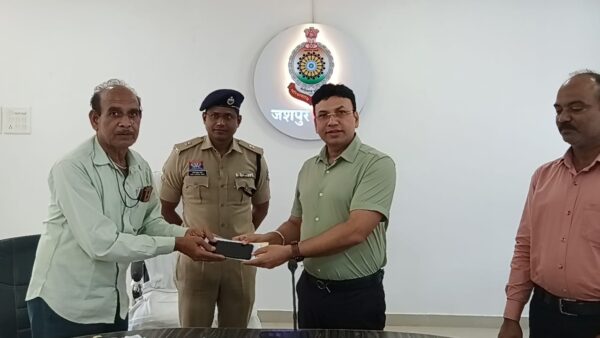 जशपुर पुलिस का विशेष अभियान : 27 गुम/चोरी मोबाइल फोन लौटाए मालिकों को