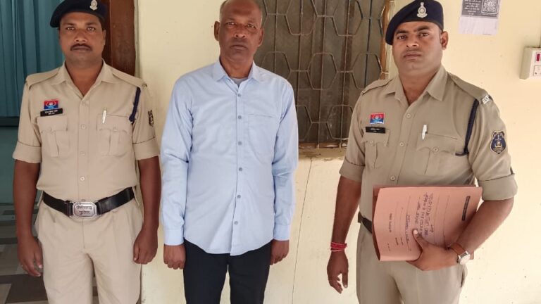 प्रधान पाठक ने स्कूल में नाबालिक छात्रा के साथ किया छेड़छाड़